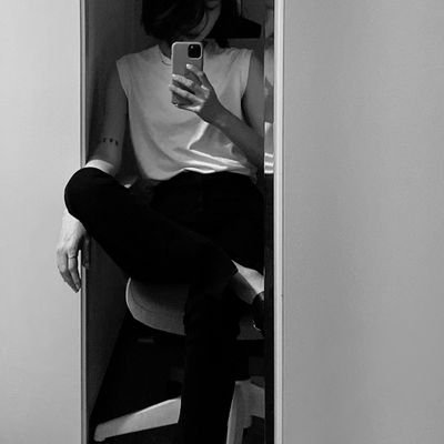 weifenglingjie1's profile picture. 中年少女S 坐标魔都 喜绳铐锁笼 拘束 审讯 管教 羞辱 不脏不血 可严可暖 佛系玩家 有🚪拒口嗨 收锁奴