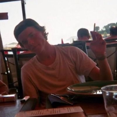 lvsrdng's profile picture. not henrik holm but his gf 
-
cofundadora del club de hate de agosto con @lovesickhrtbrk