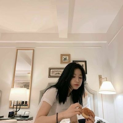 (𝓡𝓹 ) : 1/9 your favorite capt! from #프로미스나인 who like omija tea and watching movies. salutation! 💚