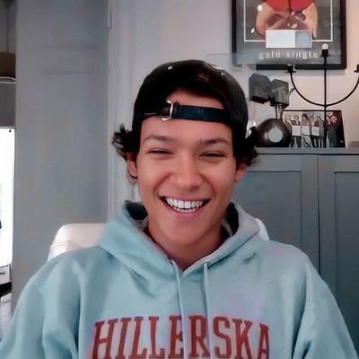 Posting pictures of @OmarRudberg so we can all be happy with him ❤