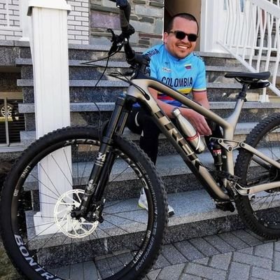 tirsobuitrago's profile picture. Casanareño, 100% antiuribista, humanista, vivo soñando con un país justo, equitativo y honesto.