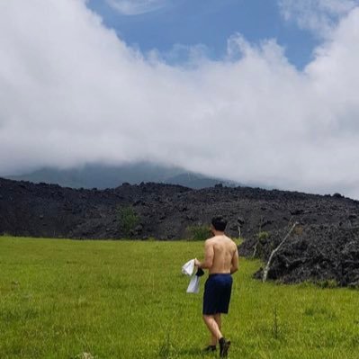 Ecologista, cristiano, disfruto del fútbol, descender en bicicleta y hacer música. ⚖