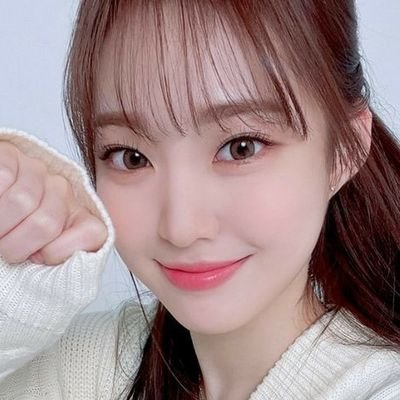 itzholiesoo's profile picture. . . . weeekly and stayc are bffies 🐱