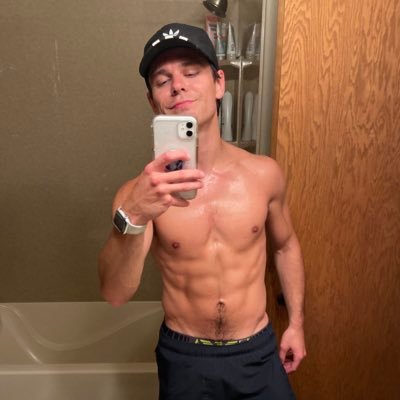 tannerpflueger's profile picture. complex, cute, and in control https://t.co/QRkSctuSGC