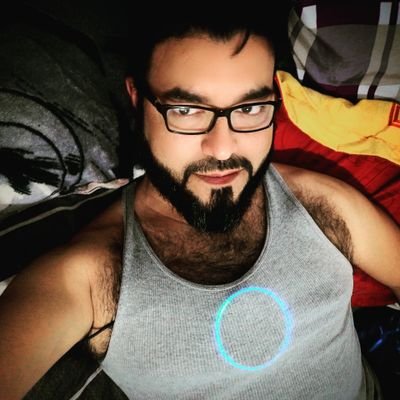 Aquí encuentras a una persona que nunca termina de aprender tuiteando cosas. | Mañana es más peligroso que hoy. | Soy de todo.