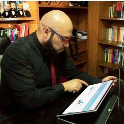 Lic. Filología inglesa, estudios de filosofía (Unal, Col), doctor en criminalística (ISA, Mex), profesor, lingüísta forense, director de Lingua Franca