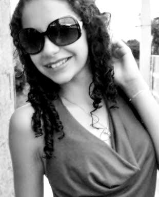 Quando sonho, sonho alto. Estou aqui é pra viver, cair, levantar e seguir em frente. Sou isso hoje.. Amanhã, já me reinventei.