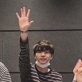 ▪︎💜▪︎💜▪︎《ARMY》| she/her | 20 | OT7 | I'm a student army so I'm not very active sorry 😭😭
💗💜~ love myself ~ 💜💗