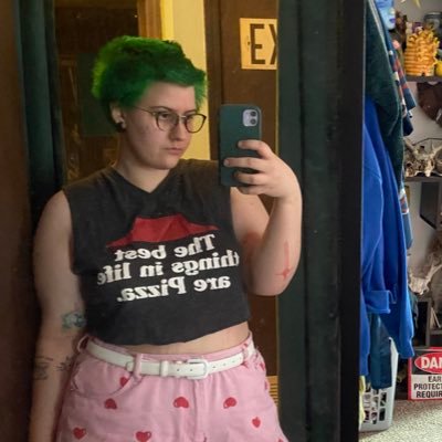 trashy_bee's profile picture. 20 (they/them) infinite t-shirts