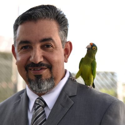 Mike Díaz para amigos y extraños, Esposo, padre, hijo, fanático de la Tecnología, amante de la innovación, crítico pro-activo, Steeler Fan y si, aspiracionista.