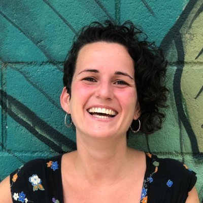 Feminista. Pacifista.
Facilitadora. Formadora. Activista.
Hiperbòlica. Lenta en pràctiques.