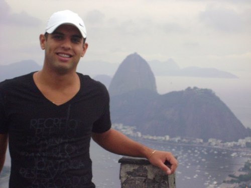 Sou Guarda Vidas do CBMERJ, TRICOLOR, tenho 22 anos, resido na Cidade de São Fidélis, sou muito feliz!!rs. E isso é o que importa.Fiquem com Deus.AMÉM.!!