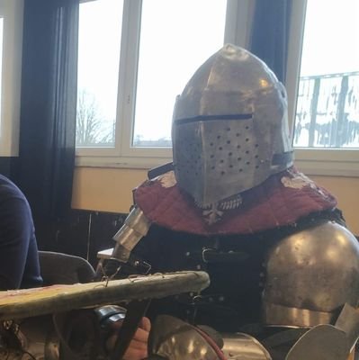 Professeur de SEGPA
Accro aux maquettes et aux robots géants
Je tape sur des gens en armure pour me détendre.