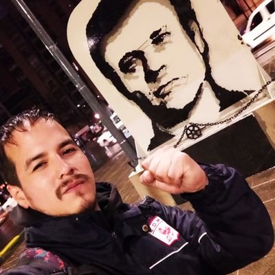 Soy mi familia, mis amigos
Soy tango, rock y cumbia colombiana
Soy los libros y la revolución cubana. 🎶
De frente Marx
