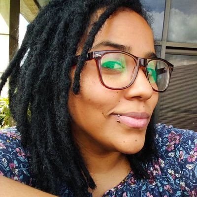 Melómana, cinéfila, lectora -en ese orden- Locutora | Economista | Cofundadora de @VisiblesVzla | Afrofeminista, antirracista y activista LGBTIQ+. 🤎🏳️‍🌈⚧