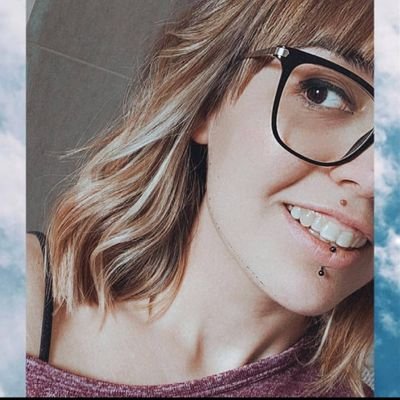Aburrepersonas. Comequeso. Escribecosas en potencia. Nací en un lugar de La Mancha con una navaja bajo el brazo. Por norma tuiteo antes de pensar. A veces balo.