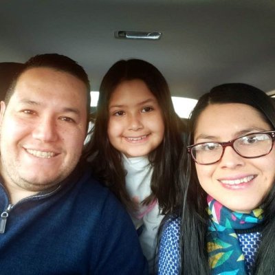 Publicista, Fotógrafa, Emprendedora, Creativa y Soñadora. Además Madre de Mi Hermosa Princesa: Tina, Mujer, Esposa, Hija, Hermana, Tía y Amiga!!