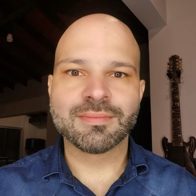 Abogado. Músico. Lateral izquierdo con llegada.