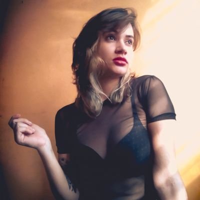 Escribo estúpidamente cosas que quizás sean reales o quizá no tengan sentido. 
Carpe Díem.
Follow Instagram: @Punk3t_Tiger
