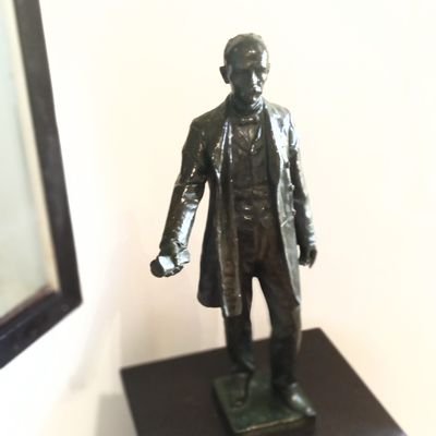 RutaDeEsencias's profile picture. Ruta de Esencias
- Proyecto Juvenil Martiano, musical, científico, literario. Sabias palabras del apóstol, arte y conocimiento que llegarán a tu barrio.