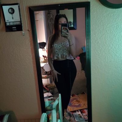 EatTheKarrot's profile picture. Life is like a bookshelf, and your books are my favorite♡