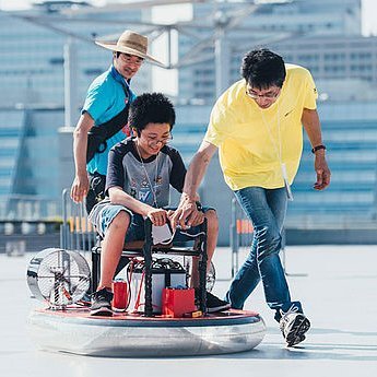 自作で一人乗りの超小型ホバークラフトを現在1～9号機まで製作しました。Maker Faire Tokyoに2017～2020・2022、2023に出展しました。2～9号機の動画のリンク
https://t.co/UxmU8HB35v