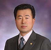 강자보다는 약자를 우선하고 약자 앞에 서서 도움이 되어보자 라고 행동하고 있습니다.