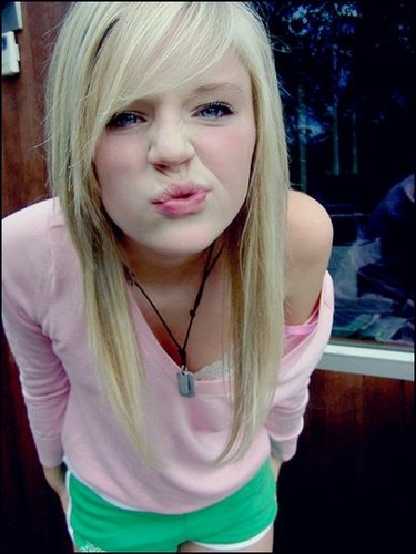 Oiee meu nome é Gabiela Prado e tenho 14 anos e adoro tirar fotos ;D