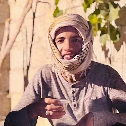 المجد يحتقر الجبان لانهو شرب الصدي وعلي يديه الموارد