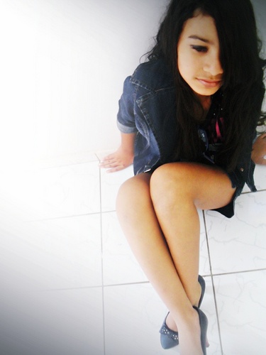 Elα é perfeitα, mαs tem inúmeros defeitos.
Elα fαlα αlto, gritα, dá gαrgαlhαdαs, mas se fαz de tímidα.
Elα é sαntα, mαs sabe provocαr ★