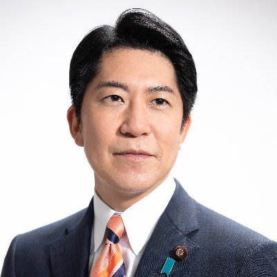 ▶︎45歳（1児の父）▶︎前 財務大臣政務官/ 元 経済産業大臣政務官・内閣府大臣政務官・復興大臣政務官 ▶︎奈良市出身 / 東登美ケ丘小、西大和学園、東京大学経済学部 ▶︎総務省、カーネギーメロン大学行政大学院、南カリフォルニア大学法科大学院、地方自治体、総理官邸などを経て現職