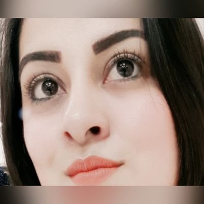 Por ese amor que se enterró en mi corazón,
con que cara presumo si se da cuenta la gente;
que sobrevivo con las limosnas del cariño que según tú a mi me tienes