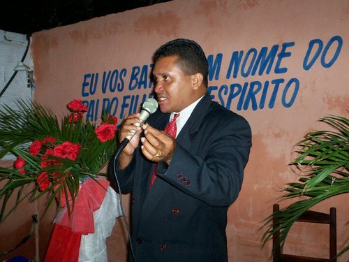Bacharel em teologia, Radialista profissional, tec. em contabilidade, apresentador de programas na radio progresso de Russas e réporter da tvRuusas.