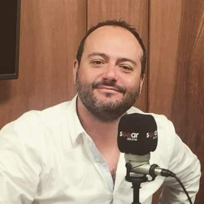 Porteño, playanchino y ñuñoíno. Director de la Escuela de Periodismo de @ComyArtesUDLA de @UDLA_cl, al toque de gong en @SonarFM y una pata de @MesaCojaRadio.