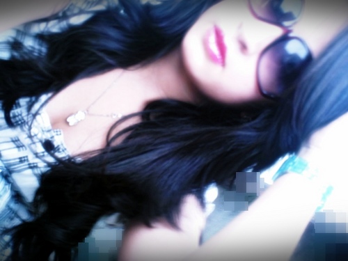 19 anoOs*  aquella menina ingenua q pensa em fazer os outros felizes e acaba esqueçendooO q tbm precisa ser feliz ......... ♥---------