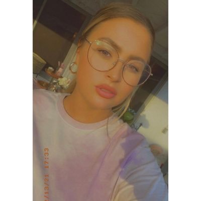 MolllyyMoll's profile picture. 