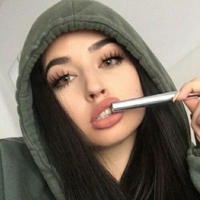 اولا بحب #فلسطين 🇵🇸وحسابي اكتب فيه اللي🔥 يريحني واللي مو ع جبه يشرب من البحر 😂مسلمه المرأة والبندقية متشابهتان،لا يمكن للمرء العبث بها