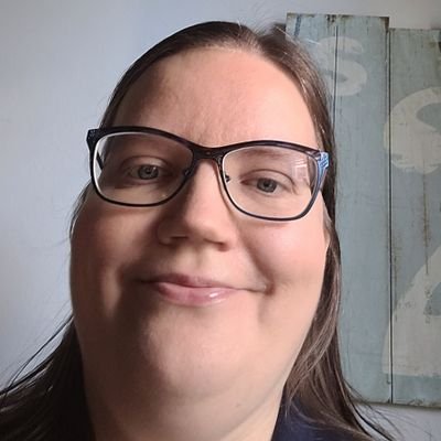 Nykyään turkulainen, alunperin pohjalainen poliittisesti vihreä slaktivisti. Käytettävyyskiinnostunut tietotekniikan maisteriopiskelija (opinnot tauolla).