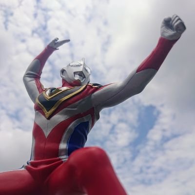 昭和の第１期ウルトラ世代に生まれ育ちながら、平成ウルトラ…それも大のガイアファン😁️️
そして、昨今、“業務”を除き、“プライベート”としては10数年振り(2016年現在）にリアルライダーとして復活。
愛機をVmaxからX4…そして今、CB1300SB＆ツーリングセローに乗り変え…疾走る🏍️💨‼️️