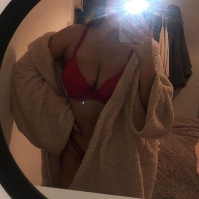 ElleMayyxo's profile picture. Just moving forward in life 💫 Slightly NSFW 🤐