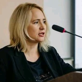 Практикующий юрист и бизнес-тренер в области природоохранного права и защиты прав граждан РФ, детский психолог, художник, музыкант, поэт