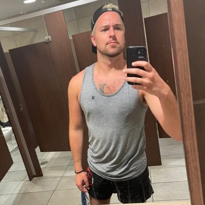 29 yo French🇨🇦. III.   Born in MTL. Working in the man's industry. Here to share my daily life, dozen selfies and things I like ~The most versatile of the III