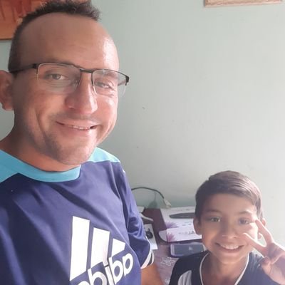 professor de inglês. ex jogador de futebol profissional. ex praticante de jiu jitsu.