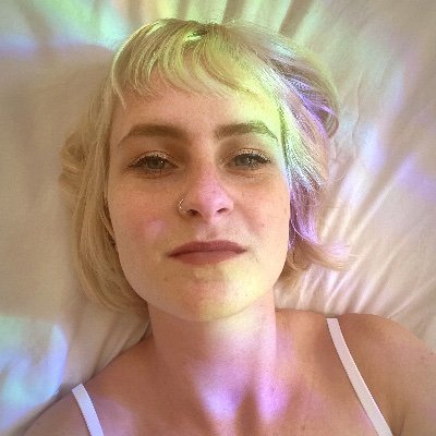 🌿Desi🌿 // 18+ // artist // magic maker // gremlin // I do sexy stretching // she/her