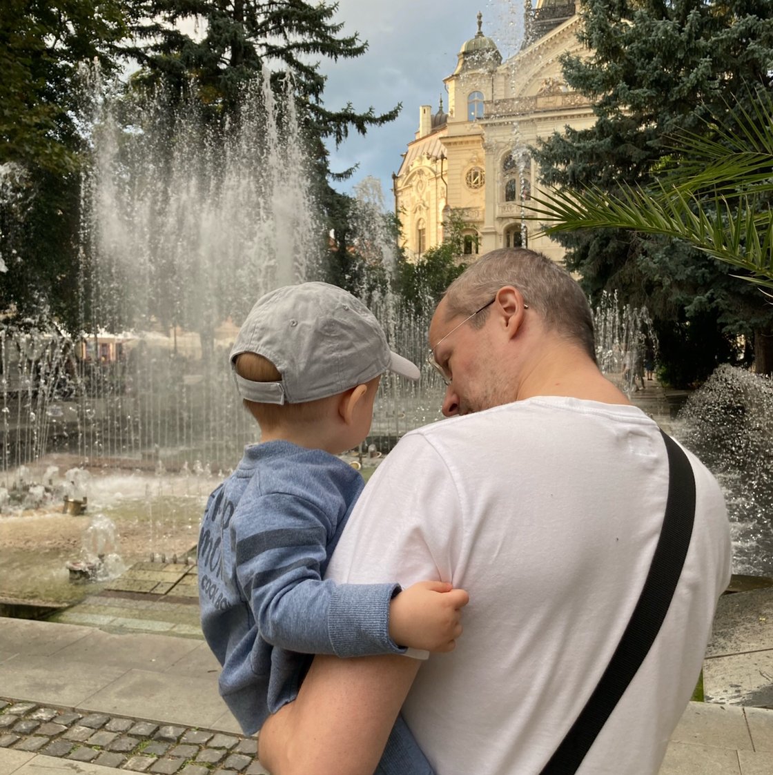 The older 1/2 of @2keyplayers and an @IBM-er who loves his son, @biflosistka, games, movies, tennis, badminton, pool, basketball, coding and his followers ;)