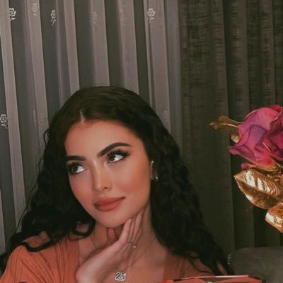 أَنا إنسانٌ بسيط ذهبتُ إلى الأشياء بِلا قِناع.