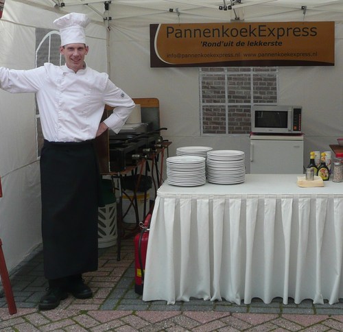 De PannenkoekExpress is een klein bedrijf dat op locatie pannenkoeken bakt.
 Wij staan 7 dagen per week klaar om overheerlijke pannenkoeken te bakken.