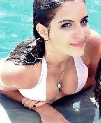 Morena , zoi azul , preguiçosa , feia , chocolatra , viciada em internet , flamenguista etc ..quer saber mais ? follow-me !