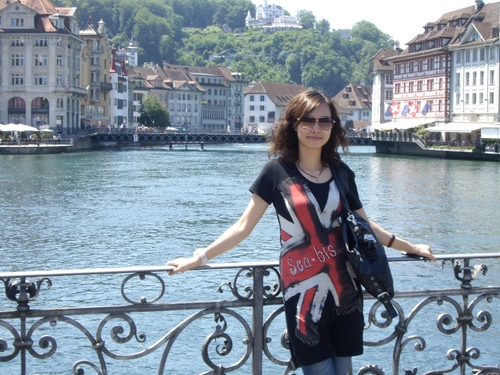 I like travelling and listen music~~~enjoy life