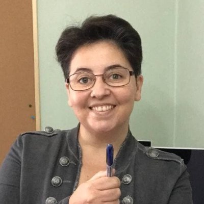 Escritora y profesora. Fundadora de @La_Escribeteca. Ella. Comunicación señalética de estados, no.